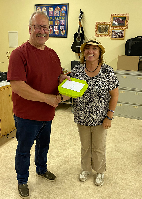 Homatakt &uuml;bergibt Spenden aus dem Adventskonzert an den MGV-Wald