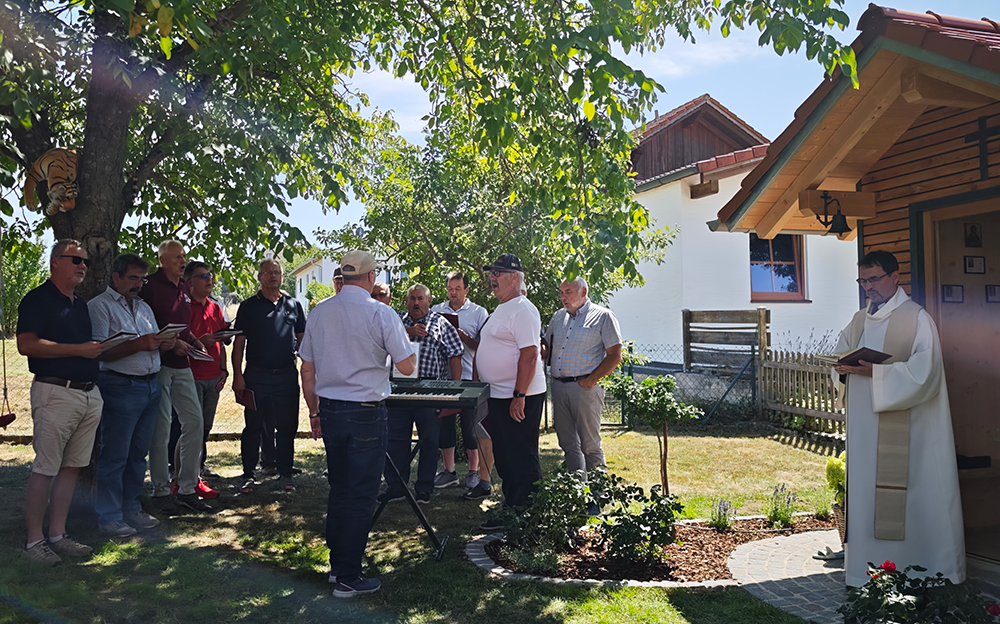MGV Wald umrahmt feierlich die Einweihung der Kapelle von Peter Schmid
